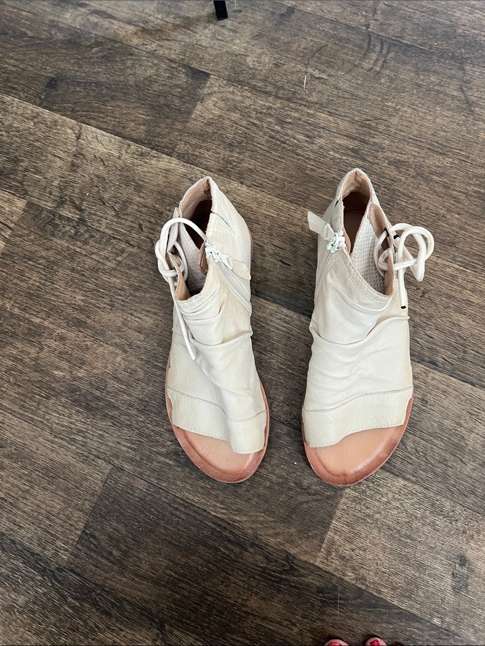 Women's Cream Leather Lace-Up Ankle Shoes 
Beautiful leather 
Miz Mooz